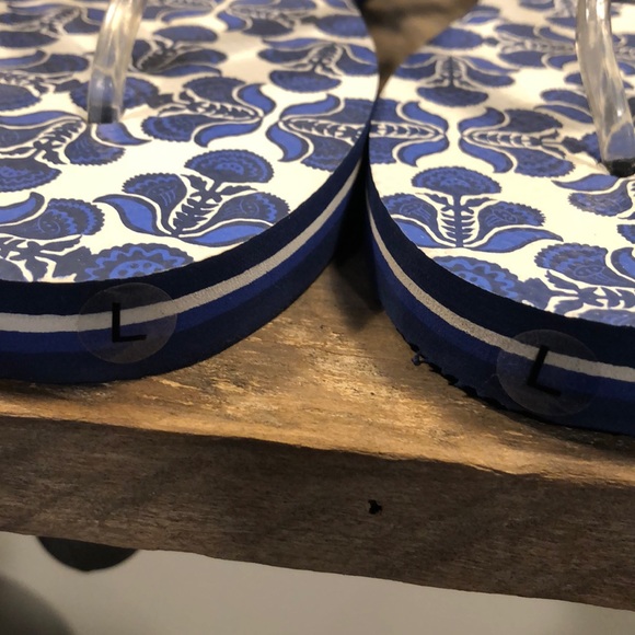 Vera Bradley flip flops 9-10 - Picture 3 of 7